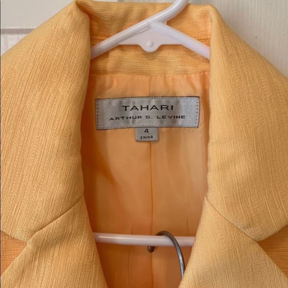 TAHARI size 4 yellow ladies suit jacket and skirt. - Picture 2 of 6